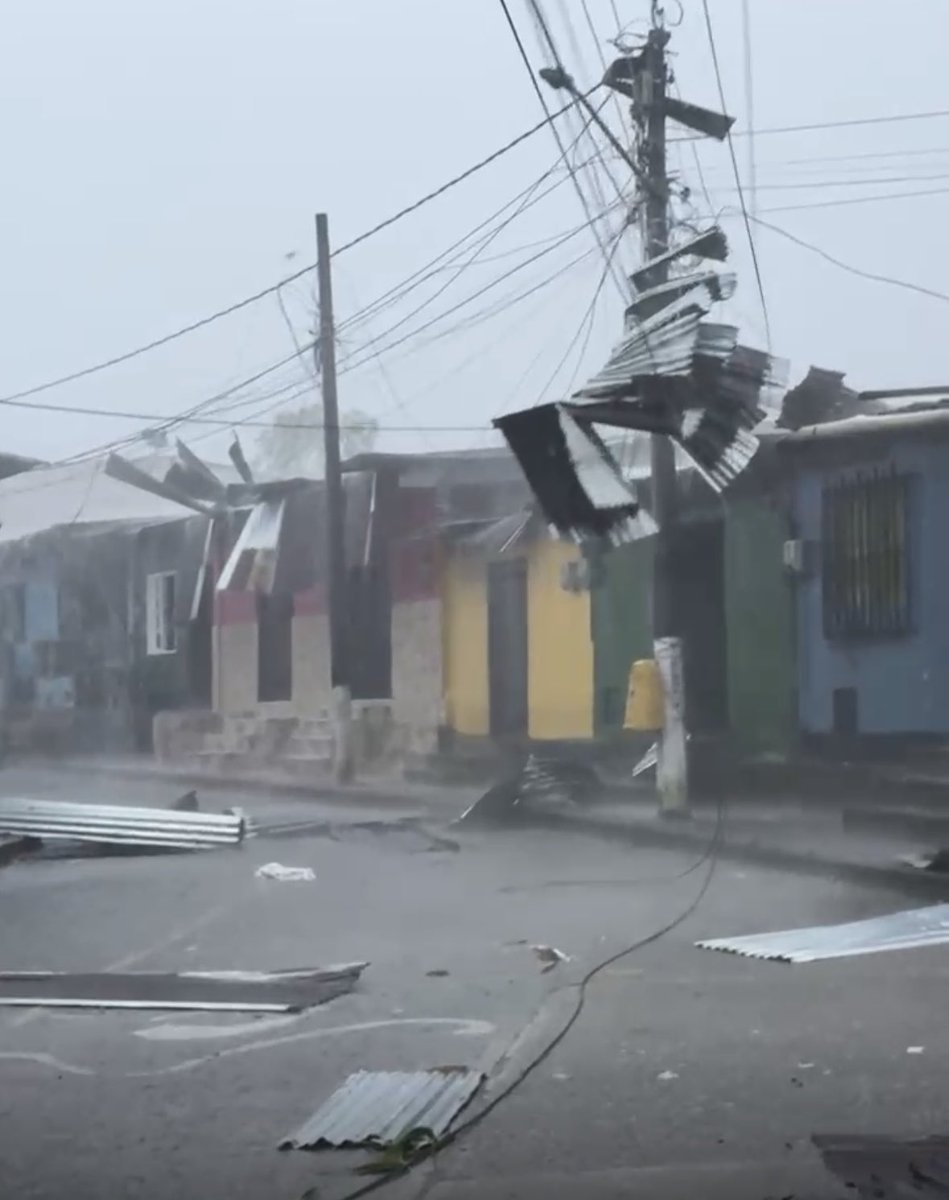 NubiaCarolinaCC's tweet photo. La ola invernal sigue sin dar tregua en el Chocó. Esta vez en el sur del departamento. El municipio de #Condoto está siendo afectado por fuertes lluvias y vientos huracanados que preliminarmente han dejado al menos a la mitad de la población sin techo. Hay destrucción total de algunas viviendas, enceres, infraestructura eléctrica y árboles caídos que bloquean la movilidad. Hasta el momento no se reportan víctimas mortales o heridos. Hemos tomado comunicación con las autoridades municipales y activado la Sala de Crisis departamental.