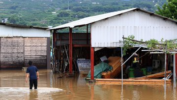 Japón bate un nuevo récord de lluvias en el sudoeste del país que ha obligado a evacuar este lunes a más de 1.600 personas. Hasta el momento, el país nipón ha confirmado la desaparición de cuatro personas. Las precipitaciones también han dejado amplias inundaciones,