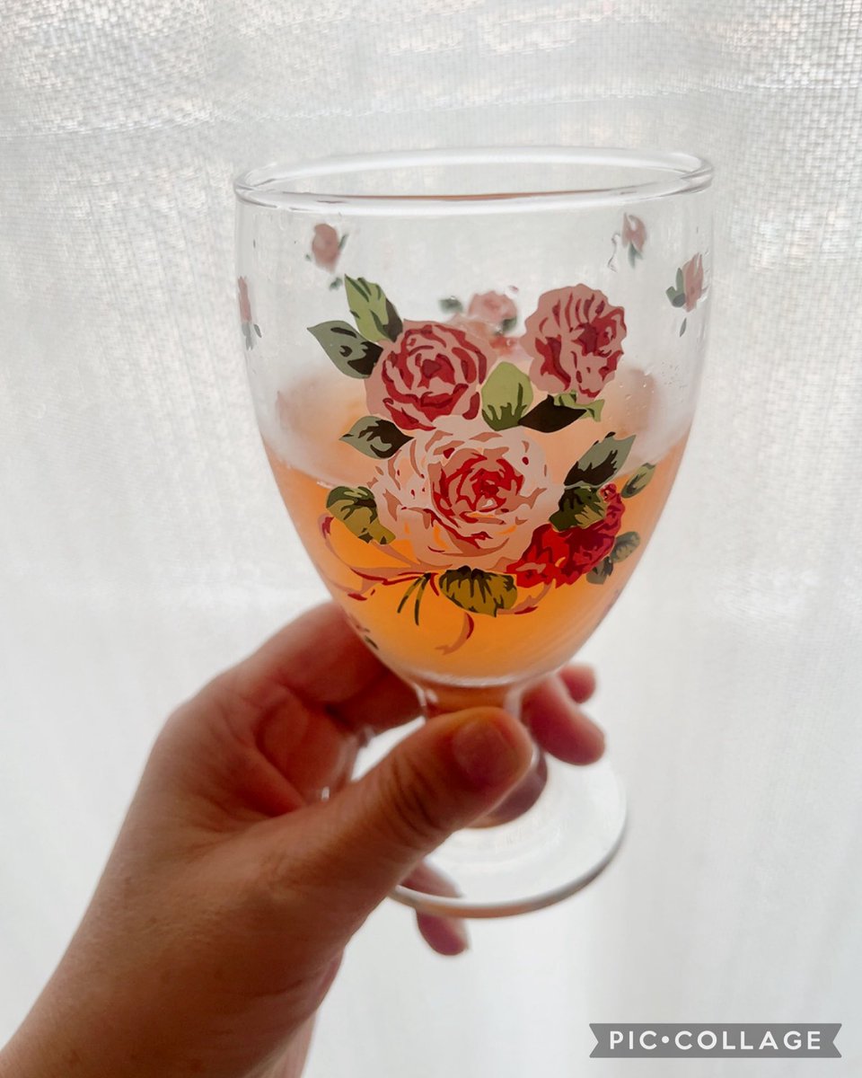 ikumaru1919's tweet photo. #PR
#PinkPotion 様よりご提供頂きました。
1秒完成!ゼロカロリー!DIY
ハイボール・ #ピンクポーション 💗🥤✨️
こちらは、
東洋ハーブの《冬虫夏草》を
配合したゼロカロリーで、
飲みながら美しくなる100%オーガニックの新感覚ハイボールドリンクになります❣️
冬虫夏草には、
抗炎症作用を持つ希少な有��成分の
コルジセピンが配合されているんです。
他には、
むくみ軽減や血液の流れを改善したり、
免疫を調整してくれる効果があるそうです🤲
可愛らしさ満載の
ピンクのパッケージに個包装で入ってて
一つ一つ取り出しやすい✨️
パキッと折って水や、お湯、炭酸、お酒など好みの割り方で味を楽しめます🤍
随分前に
冬虫夏草に含まれている栄養成分に惹かれ、
飲んだことがありその時は苦味を強く感じて
それ以降敬遠していたので、
飲む前は結構ドキドキしたのですが、
実際水で割って飲んでみたら、
優しい甘さのある
アールグレイの味でとても美味しい😳‼️
飲みやすくて感動しました🥹✨️
ノンアルコールだから
色々なシー��で手軽に飲めちゃうのも
魅力的ですね😉💞