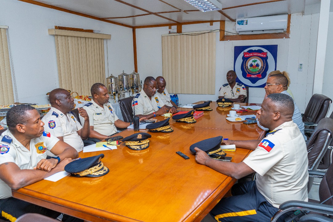 pnh_officiel's tweet photo. Coopération Internationale: Visite de courtoisie d'une délégation du Bureau International Narcotics and Law Enforcement Affairs (INL) du Département d'État américain au nouveau Commandant en Chef de la PNH, M. André Jonas Vladimir PARAISON, ce lundi 11 août 2025 à la DGPNH. https://t.co/QYwPhHGzXm