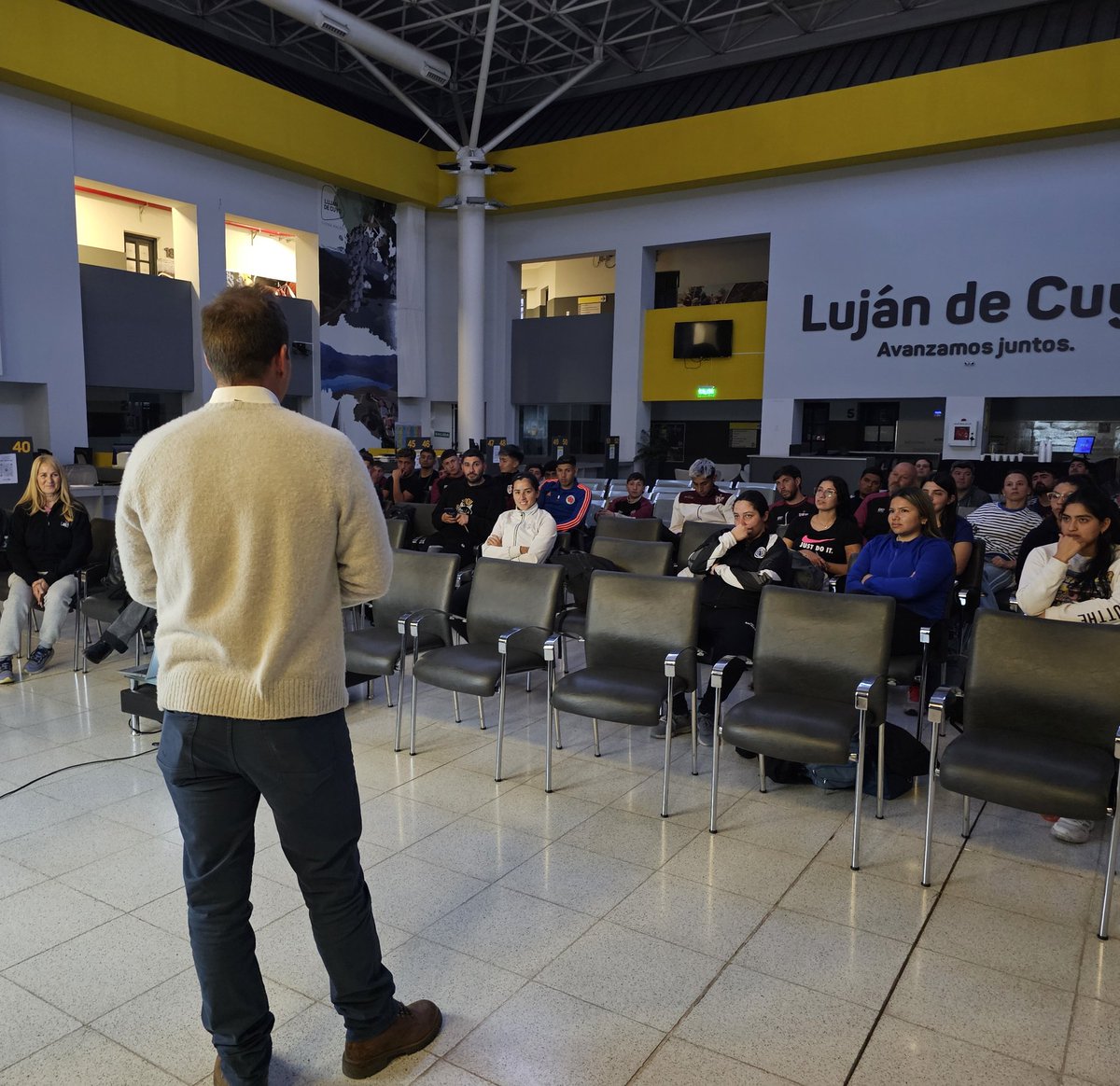 estebanallasino's tweet photo. En Luján de Cuyo el deporte es presente y futuro 💪⚽.

Luego de un encuentro con autoridades del municipio, recibimos a @JorgeBrito, presidente de @RiverPlate, para compartir su experiencia con dirigentes y clubes de nuestro departamento.

Un honor escuchar a quien lidera uno de los clubes más grandes del mundo y seguir sumando ideas para potenciar nuestras instituciones deportivas.

Gracias por tu visita y por inspirar a nuestra comunidad 🙌.