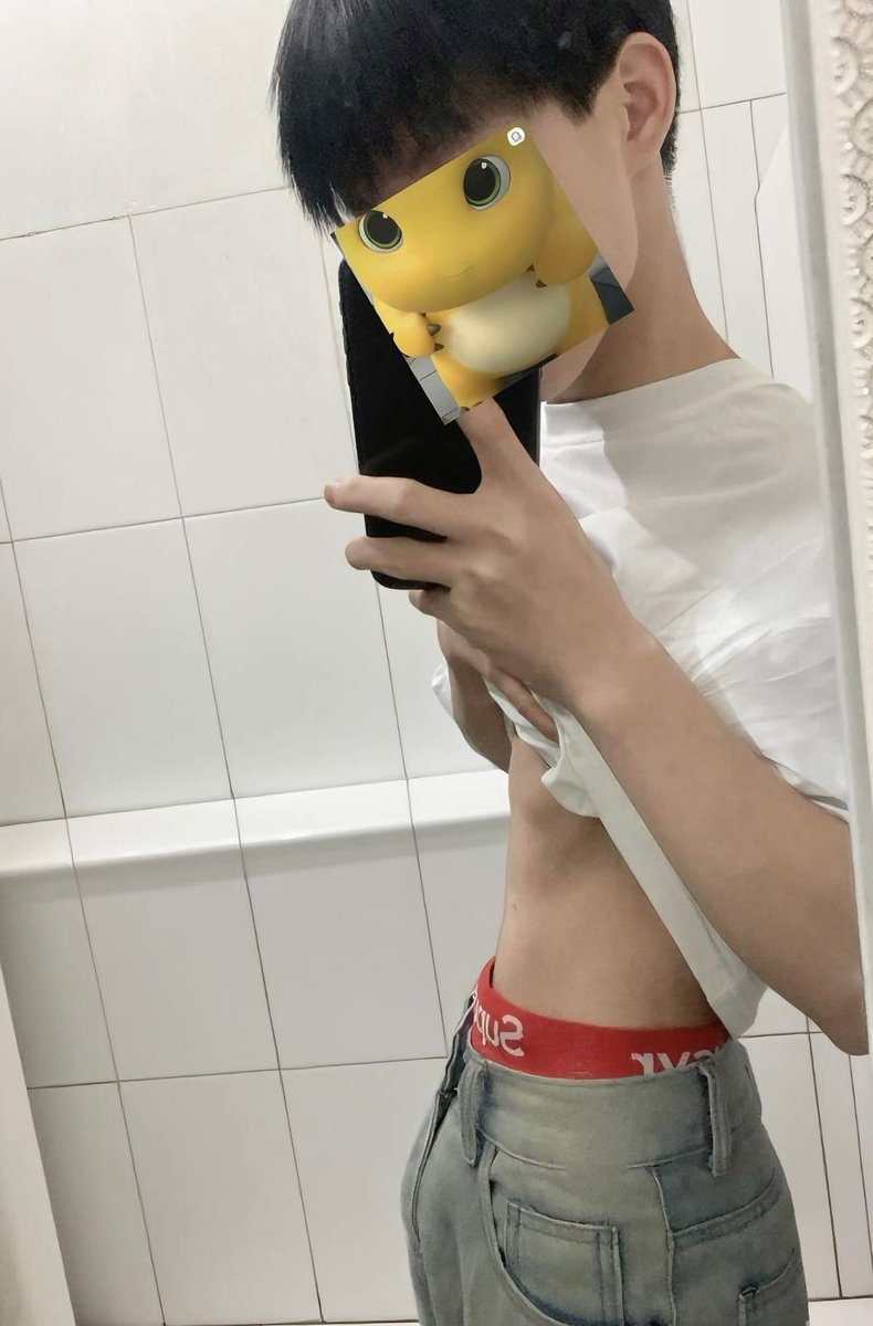 iuulzZ's tweet photo. 宝宝可以抱抱嘛 右划看我脱裤子hh #男高 #男高0 https://t.co/n5FyTL9pe3