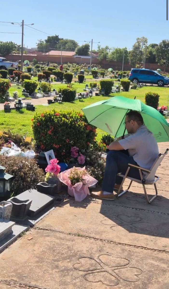 Este é Cláudio Sousa, pai de Alice Brasil Sousa da Paz. 
No último dia 5 de agosto, um dia após o seu aniversário de 4 anos, Alice estava comemorando o aniversário, com o irmão gêmeo e colegas de turma, na brinquedoteca da sua escola, em Teresina, no Piauí, quando outra criança