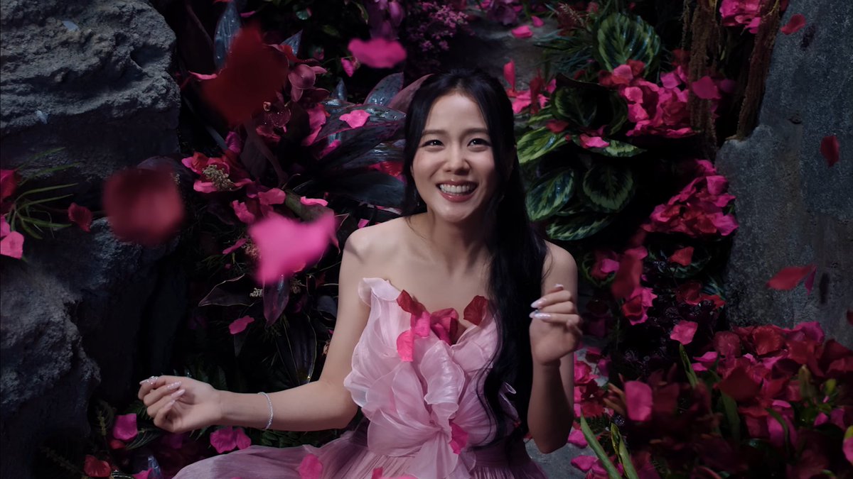 blckpinkpic's tweet photo. pink goes so well with jisoo 🩷 https://t.co/ba8qqH9PlV