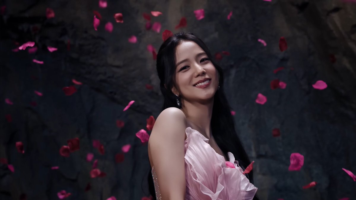 blckpinkpic's tweet photo. pink goes so well with jisoo 🩷 https://t.co/ba8qqH9PlV
