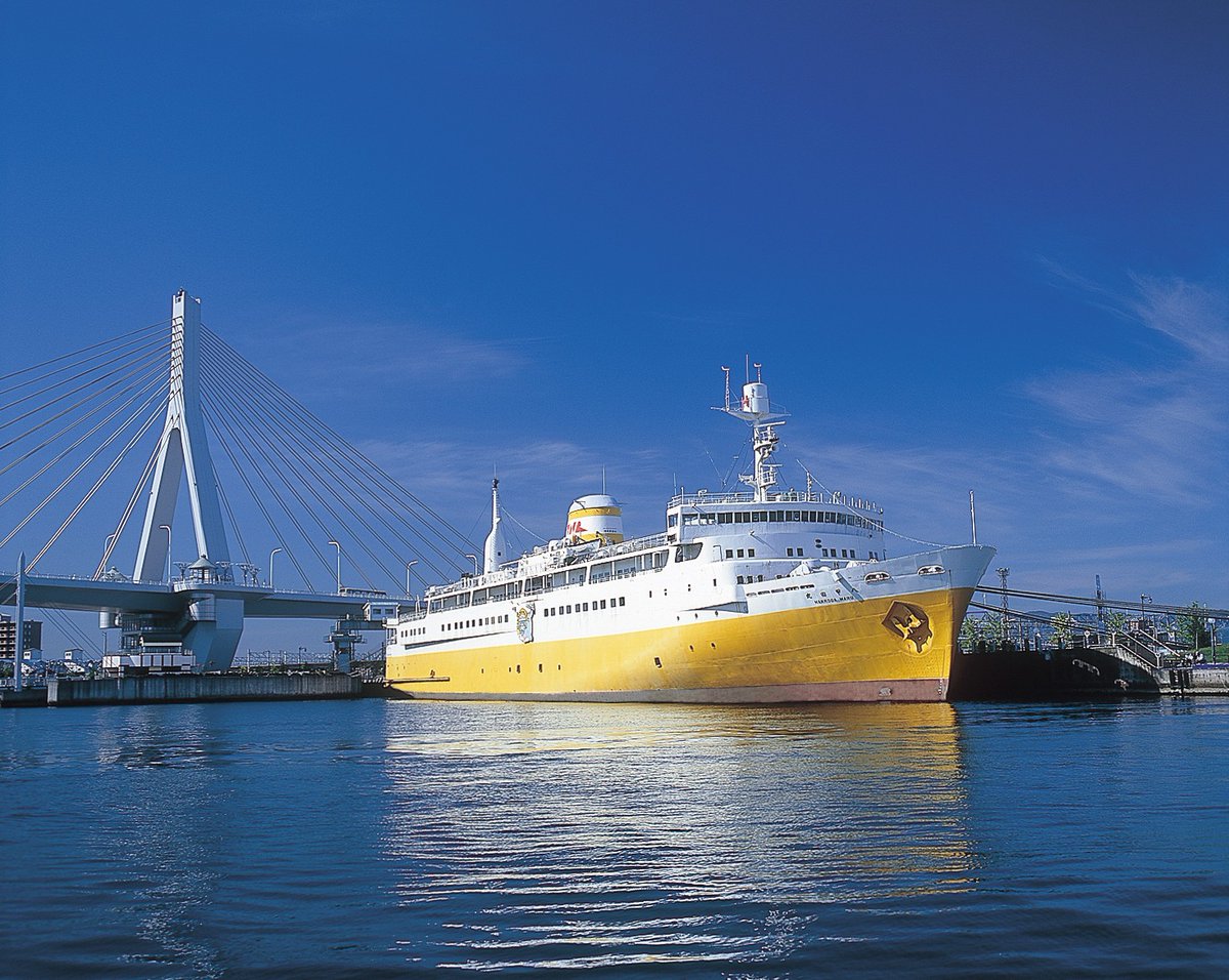 本日、八甲田丸は就航より６１年を迎えました。
要するに誕生日です🎂
ひまわりのような明るい船体色🌻
これからも見守っていて欲しいです。
＃青函連絡船　＃八甲田丸 　＃青函連絡船メモリアルシップ八甲田丸　＃birthday