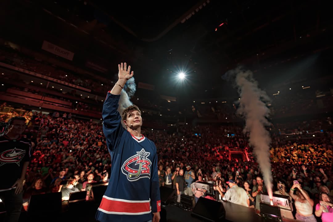 BR_OpenIce's tweet photo. Ohio native Matt Rife performed standup at Nationwide Arena in a throwback Rick Nash sweater, and then got it signed by Nash after the show 🔥

(via @mattrife) https://t.co/MxhbUrANMc