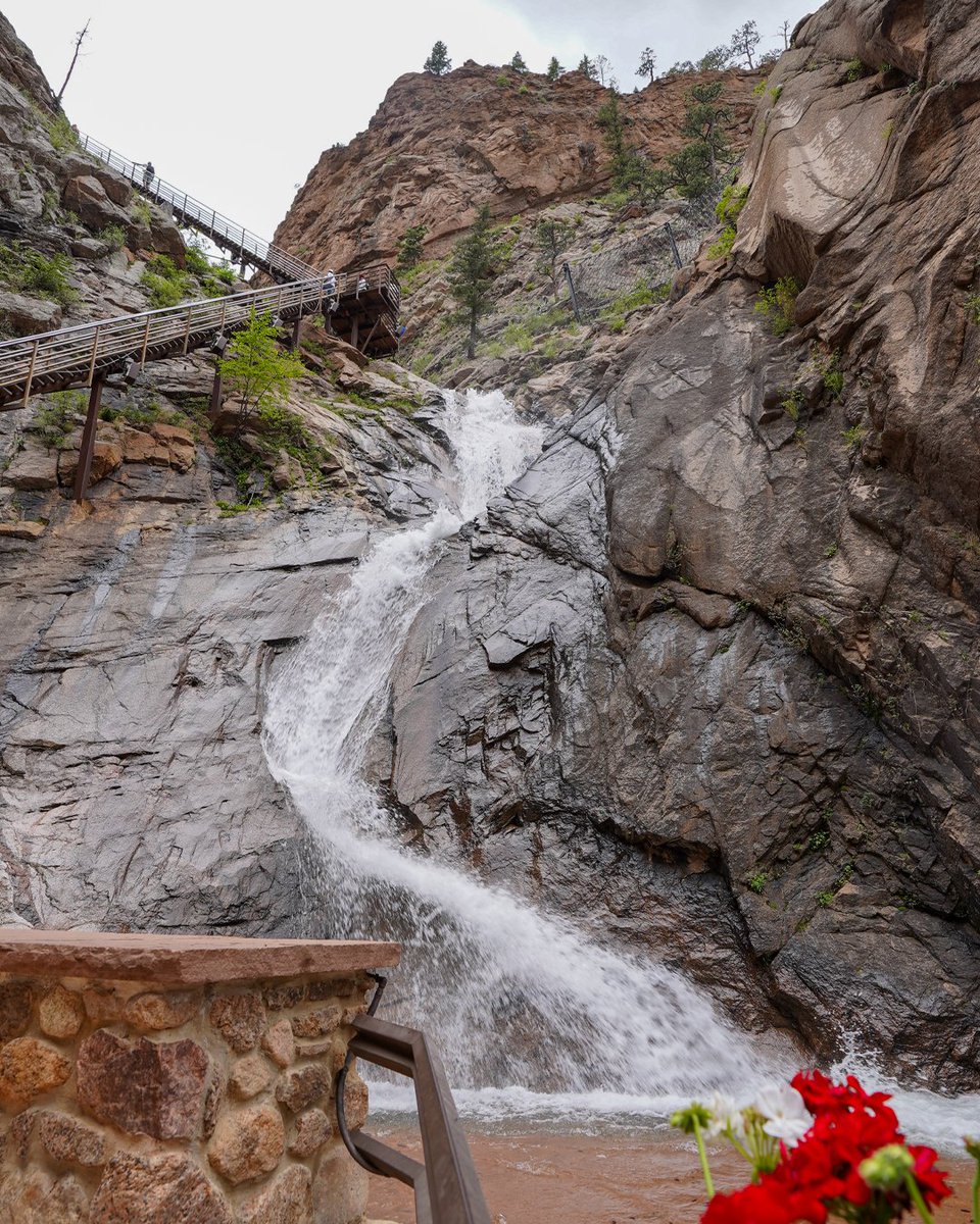 seven_falls's tweet photo. Taking in the falls up close. 👀 See how each cascade changes as you climb the stairs to the top!​

#Waterfall #ColoradoSprings #SevenFalls https://t.co/TgPTXv57zL