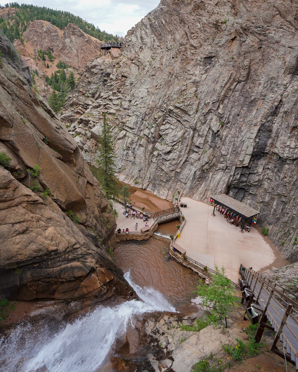 seven_falls's tweet photo. Taking in the falls up close. 👀 See how each cascade changes as you climb the stairs to the top!​

#Waterfall #ColoradoSprings #SevenFalls https://t.co/TgPTXv57zL