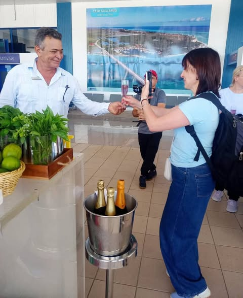 🌴✈️¡Bienvenidos a Cuba! Nos alegra recibir al Grupo Fam Pegas Touristik en el Aeropuerto Jardines del Rey. Este momento refuerza la alianza con Rusia y abre nuevas puertas para el turismo en Cayo Coco. ¡Gracias por confiar en nosotros! 🌟🌴

#Cuba #CubaUnica #CubaTravel