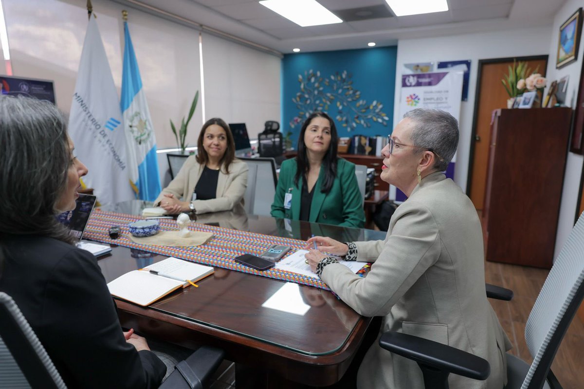 MINECOGT's tweet photo. ✨ En Guatemala, cerrar las brechas económicas para las mujeres es una prioridad.

Desde mineco avanzamos con @IPEGuatemala . Hoy la Viceministra de Desarrollo de la Mipyme, Elizabeth Ugalde, se reunió con la representante del Banco Interamericano de Desarrollo en Guatemala, Ignez Tristao, para revisar los esfuerzos de más de 10 instituciones públicas y privadas.

Seguimos trabajando para que más mujeres tengan acceso a financiamiento, empleo y oportunidades que impulsen su desarrollo.

#MujeresEmpoderadas #MINECO #Guatemala