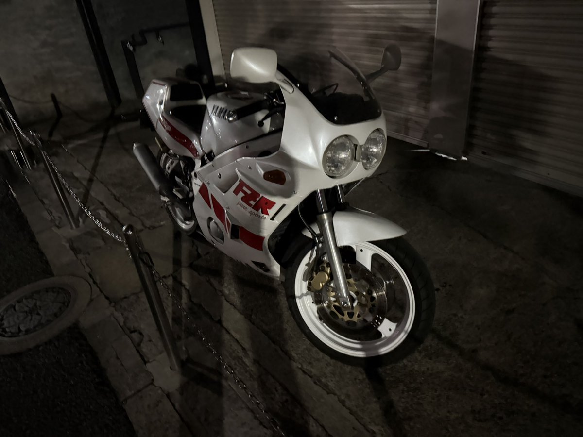 MxUxu3s's tweet photo. 10代の時に憧れたけど✨
お金を貯めきれず💴⤵︎
買えなかった😂凄いバイク発見💡
コチラのオーナーさん最高🙌
ほとんどキズが無い?スゲェ〜👏
#休日どうでしょう
#YAMAHA
#FZR
#EXUP https://t.co/ymejV4PnUK