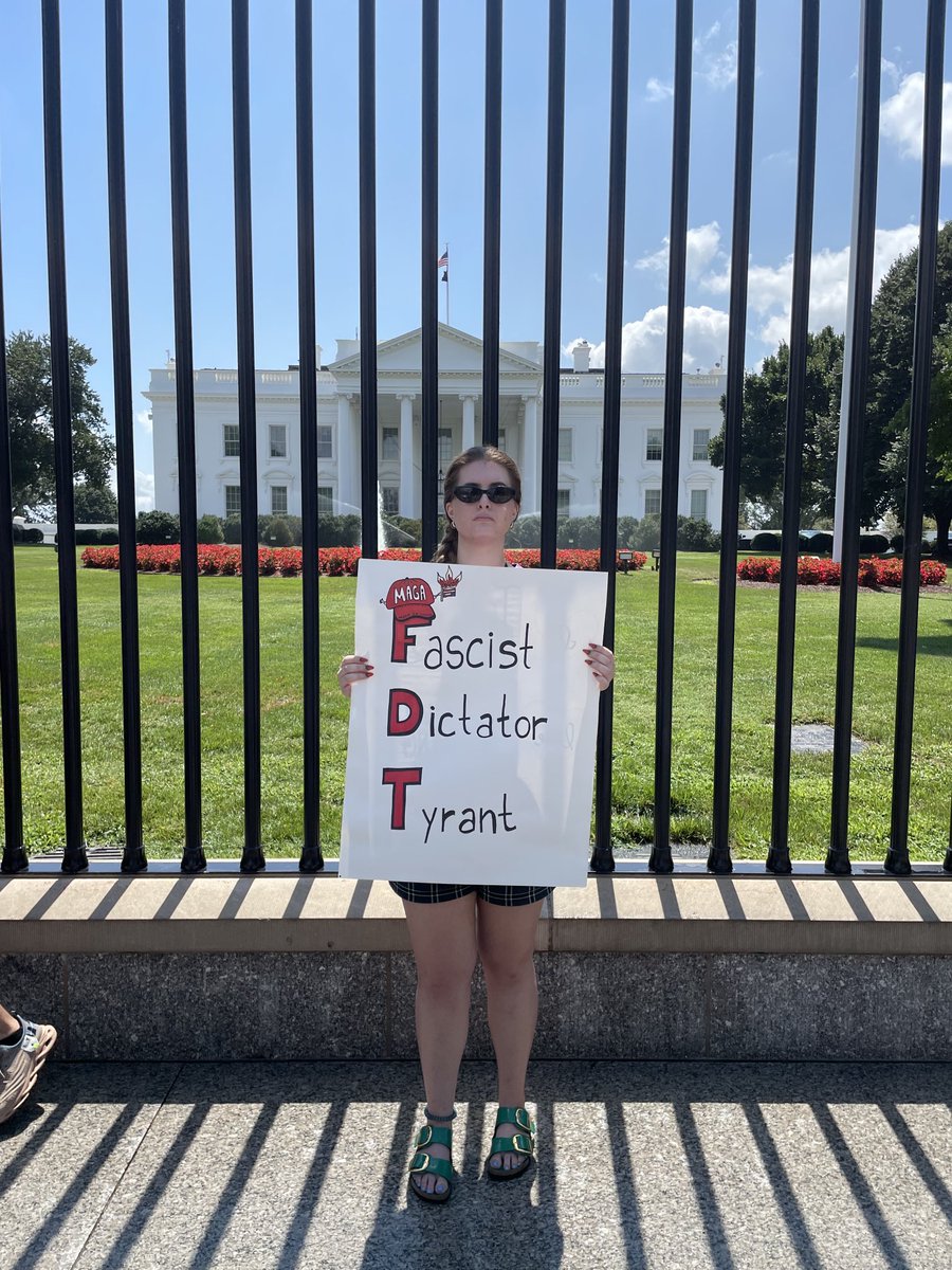 p_jansen's tweet photo. Vandaag straatinterviews in D.C. nav legerinzet Trump. Het was zomers stil op straat, ook weinig toeristen. Volgens officiele data vlogen de voorbije drie maanden ruim 9 procent minder Nederlanders naar de VS. Wel volop federale parkpolitie. https://t.co/w9lFnkq49w