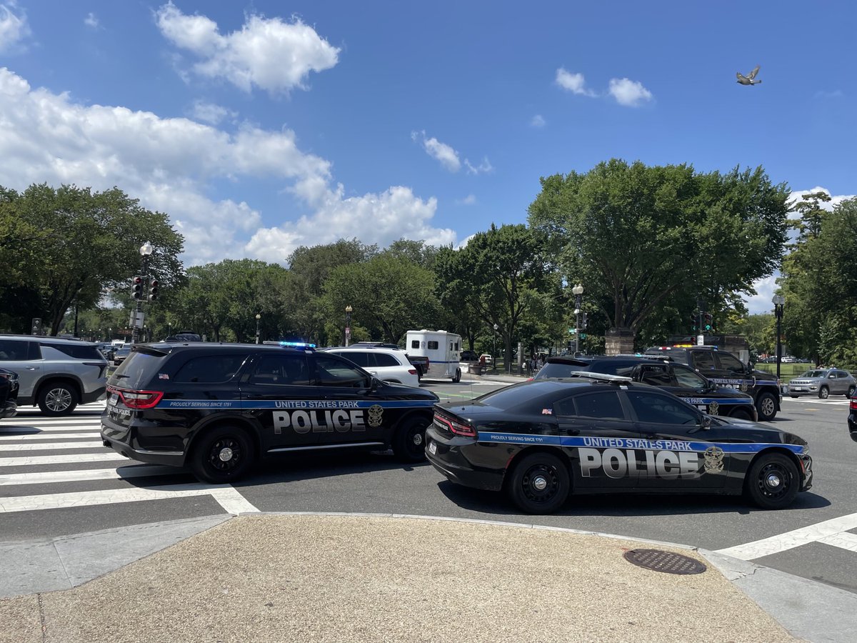 p_jansen's tweet photo. Vandaag straatinterviews in D.C. nav legerinzet Trump. Het was zomers stil op straat, ook weinig toeristen. Volgens officiele data vlogen de voorbije drie maanden ruim 9 procent minder Nederlanders naar de VS. Wel volop federale parkpolitie. https://t.co/w9lFnkq49w