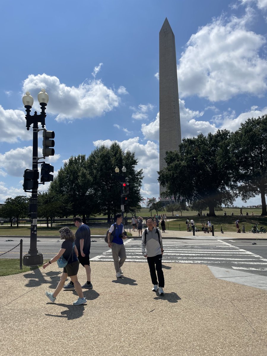 p_jansen's tweet photo. Vandaag straatinterviews in D.C. nav legerinzet Trump. Het was zomers stil op straat, ook weinig toeristen. Volgens officiele data vlogen de voorbije drie maanden ruim 9 procent minder Nederlanders naar de VS. Wel volop federale parkpolitie. https://t.co/w9lFnkq49w