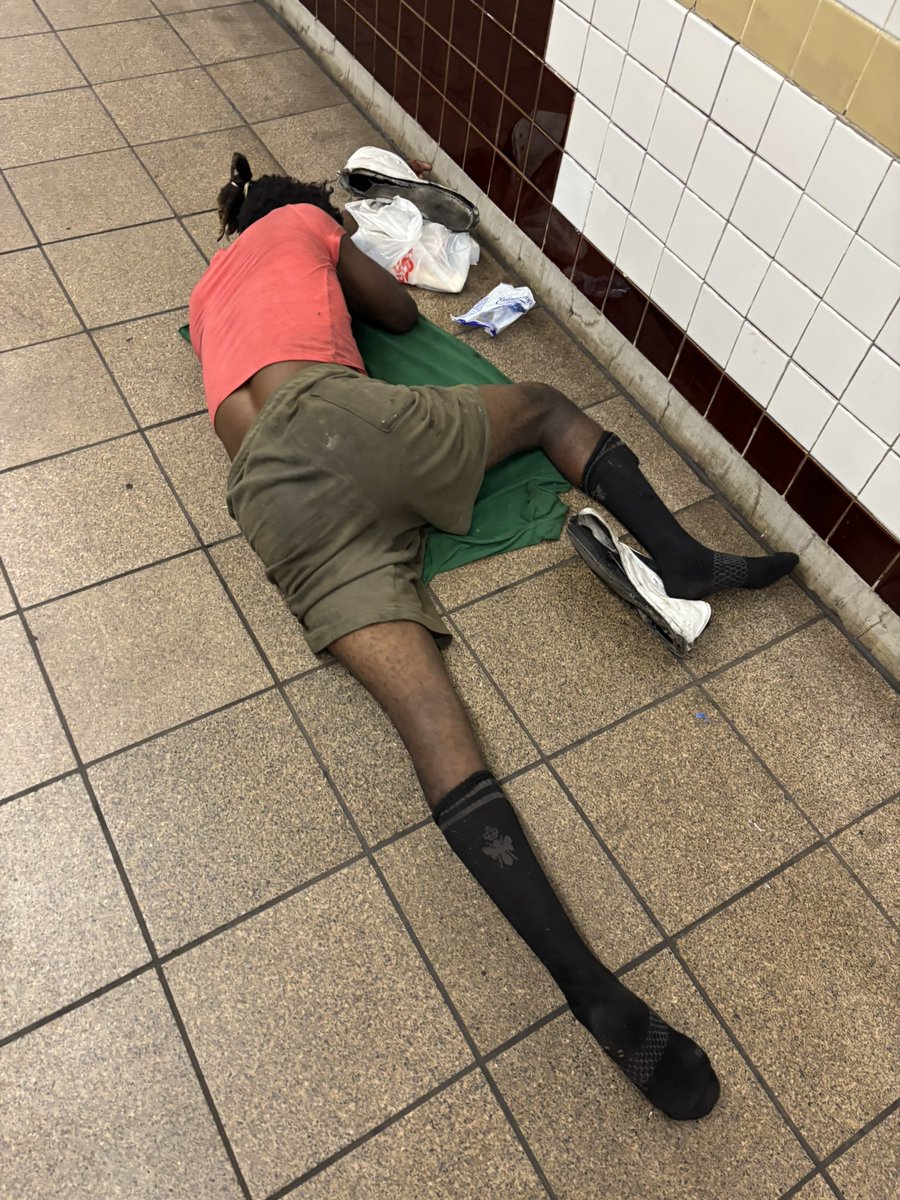 My morning commute, brought to you by the <a href="/MTA/">MTA</a> who thinks i should pay to drive.. ping <a href="/RezaC1/">Reza Chowdhury</a>