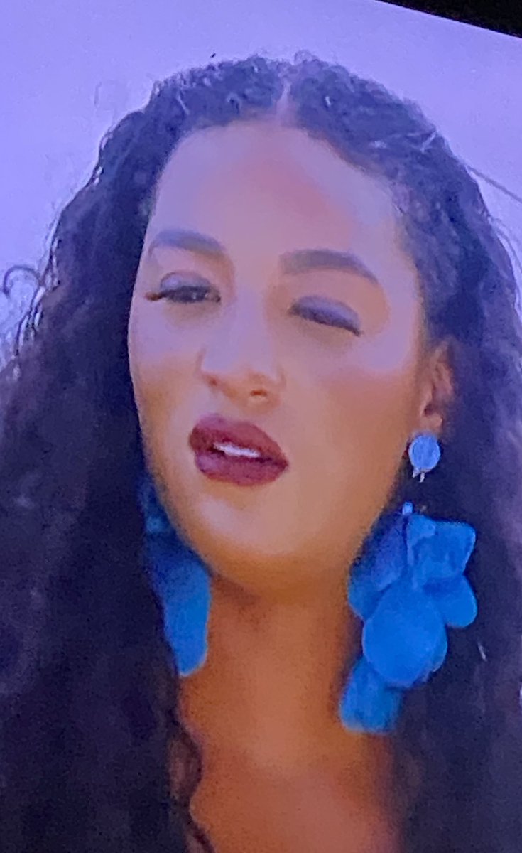 shellybowell's tweet photo. Production did Chantal dirty. Someone could have told her to blend her makeup  #90dayfiancehuntforlove https://t.co/dNYxeJzhou