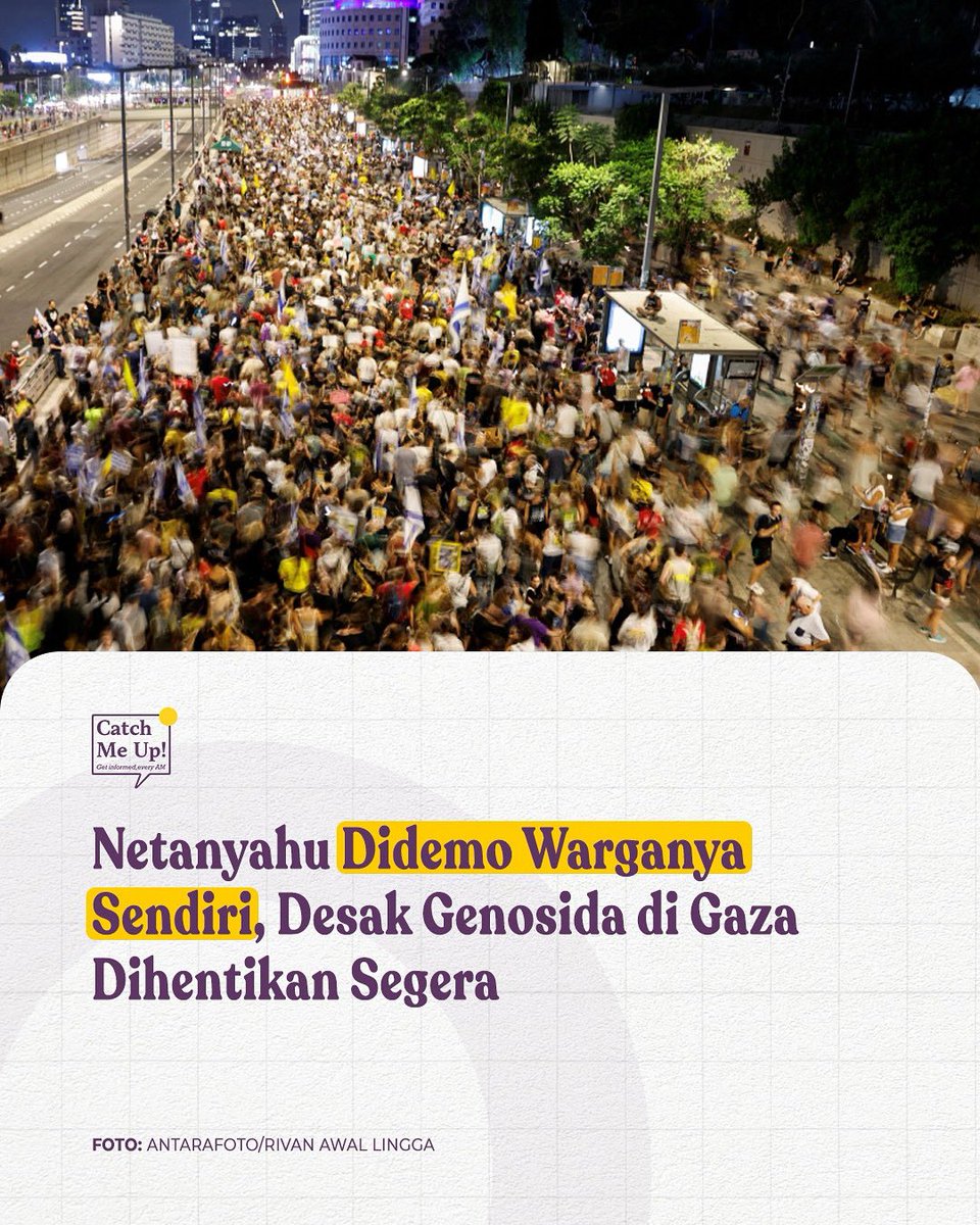 catchmeupco's tweet photo. Enggak cuma diprotes sama dunia internasional, pemerintah Israel juga didemo sama warganya sendiri di Tel Aviv pada Sabtu (9/8/2025). 

Aksi demonstrasi yang menurut AFP diikuti puluhan ribu orang ini dilakukan sehari setelah kabinet keamanan Netanyahu menyetujui rencana operasi besar-besaran buat merebut Gaza City. Dalam aksinya, para demonstran mengibarkan spanduk dan memegang foto para sandera yang masih ditahan Hamas. 

Bukan yang pertama kali, pemerintahan Netanyahu udah menghadapi protes rutin selama 22 bulan. Banyak demonstrasi dilakukan buat mendesak pemerintah Israel menandatangani kesepakatan gencatan senjata. 

"Kami akan mengakhiri dengan pesan langsung kepada Perdana Menteri Benjamin Netanyahu: jika Anda menyerang bagian-bagian Gaza dan sandera dibunuh, kami akan mengejar Anda di alun-alun kota, dalam kampanye pemilu, dan di setiap waktu dan tempat," ungkap Shahar Mor Zahiro salah satu kerabat dari sandera yang sudah tewas. 

Dari 251 sandera yang ditangkap Hamas pada 2023, 49 di antaranya masih ditahan di Gaza, termasuk 27 tahanan yang menurut militer Israel sudah tewas.
