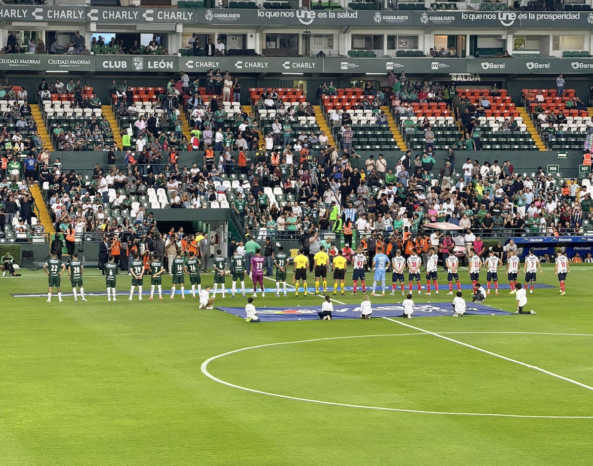 LouisRSOlenick's tweet photo. Allá y de vuelta otra vez. Después de una @LeaguesCup tumultuosa, urge ver un desempeño de mi @clubleonfc que al menos inspire optimismo mínimo para un papel respetable en el #AP25.

#FieroViajero #LEOvsMTY #J4 @TheLionsDenPod @clubleon_en @daleleon_mx @Terr_Esmeralda @PacoVela14 https://t.co/HILYzGOnEF