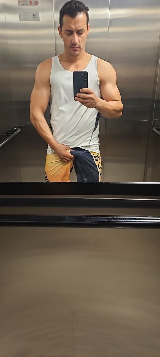EitaEita946872's tweet photo. Teria coragem de me mamar no elevador ? 

#PINTOSAWARDS #Bulge #Pegada https://t.co/RShTBy6uTS