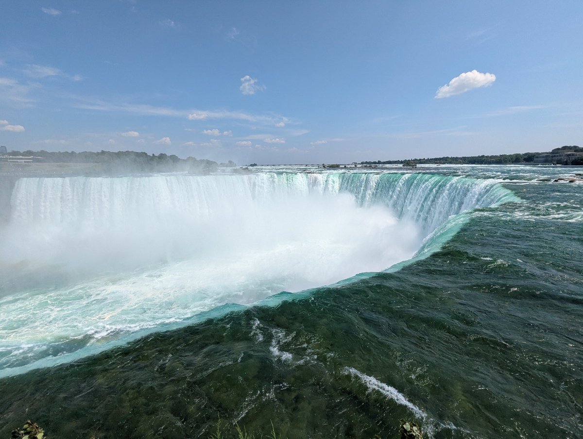 🦖 Voxy’s GRAOU Aventure – Dernière ligne droite avant le retour au QG 🌡️🍽️🎲

Après une nuit paisible au cœur d’un bois isolé, Voxy a repris la route pour 5 heures de voyage, avec – évidemment – un arrêt restaurant. “GRAOU, la route donne faim, c’est scientifique !” a-t-il