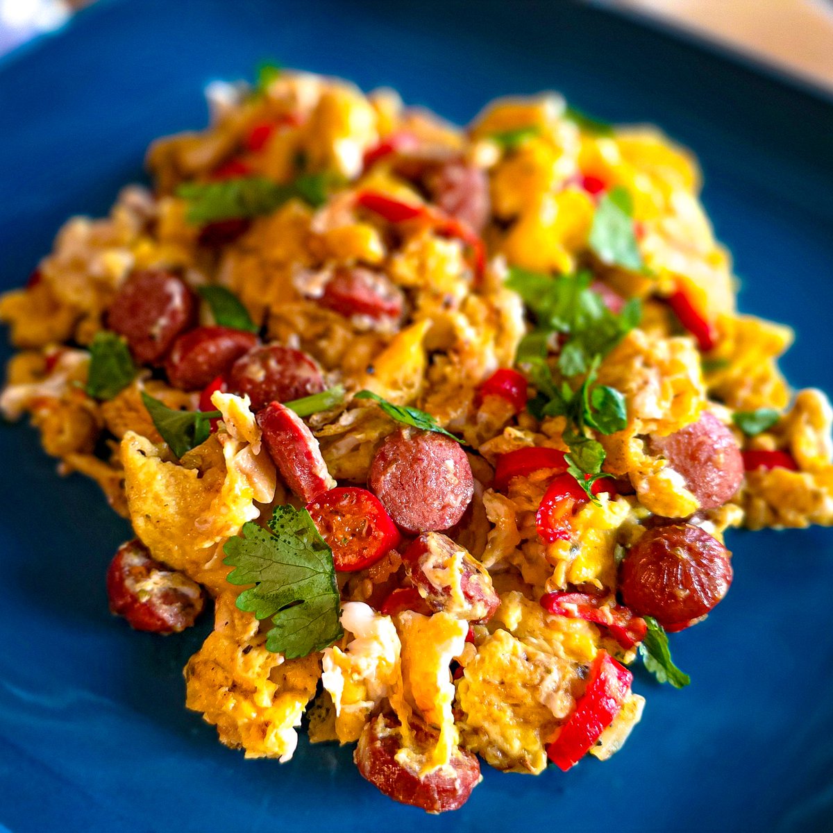 TheEricButts's tweet image. Spicy Heuvos con Salchicha! YUM! Fried hot dog slices in scrambled eggs! I added fresh red Serranos from Mary's garden. Some fresh garlic, oregano and cumin! Delicious #Brinner for sure! 🤤🤤 #HotDogs #ScrambledEggs #HeuvosConSalchicha