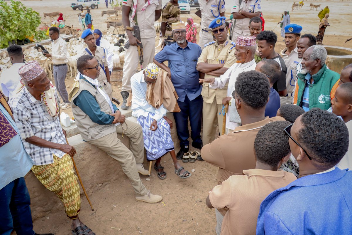 MoLRDSOMALILAND's tweet photo. The Minister of Somaliland Livestock, Hon. Cumar Shucayb, visited Caynaba, meeting with elders and community members to strengthen collaboration in addressing drought challenges and advancing livestock welfare. #Somaliland #Caynaba #Drought https://t.co/N6MtFZtg7z