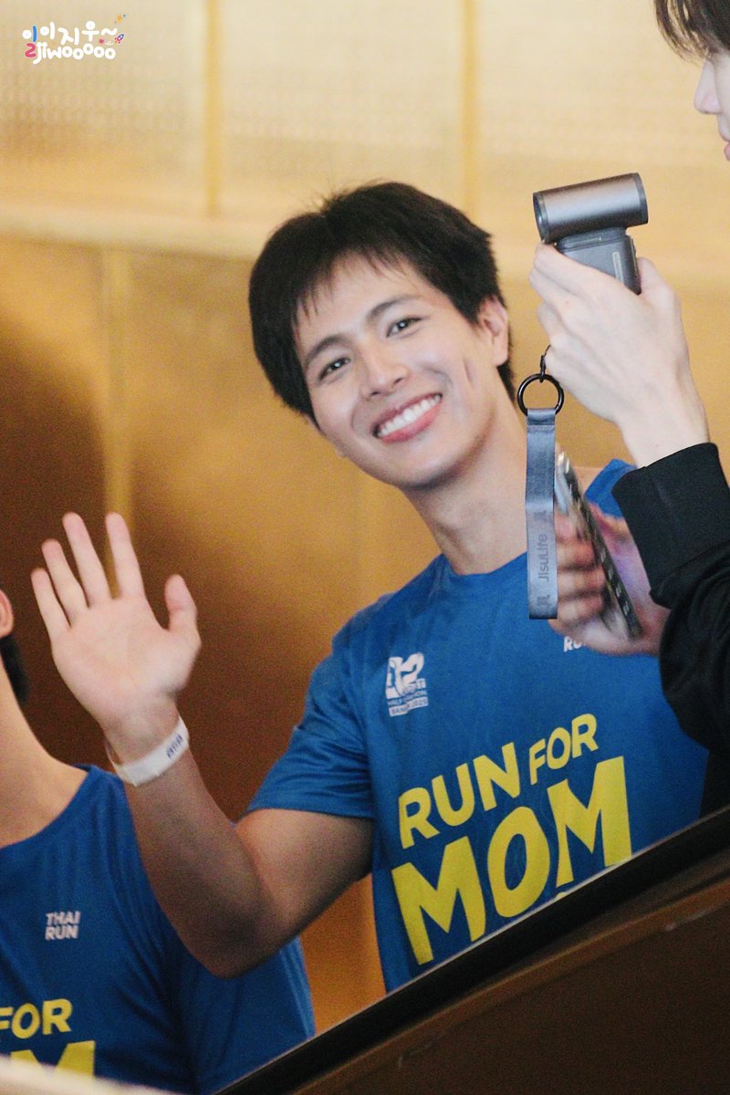 รูปเดียวที่รอดจาก3รูป ได้เห็นลักยิ้มคุณฟลุ๊คในรอบเกือบ2ปี พ้มก็มีความสุขแล้ว ขอบคุณที่หันมายิ้มให้กันนะ 😊

<a href="/Flukejeee/">ฟลุ๊คจี(แอคจริง1000%)</a> #Flukejeee 
#12AUGHalfMarathon2025
#RunForMom2025