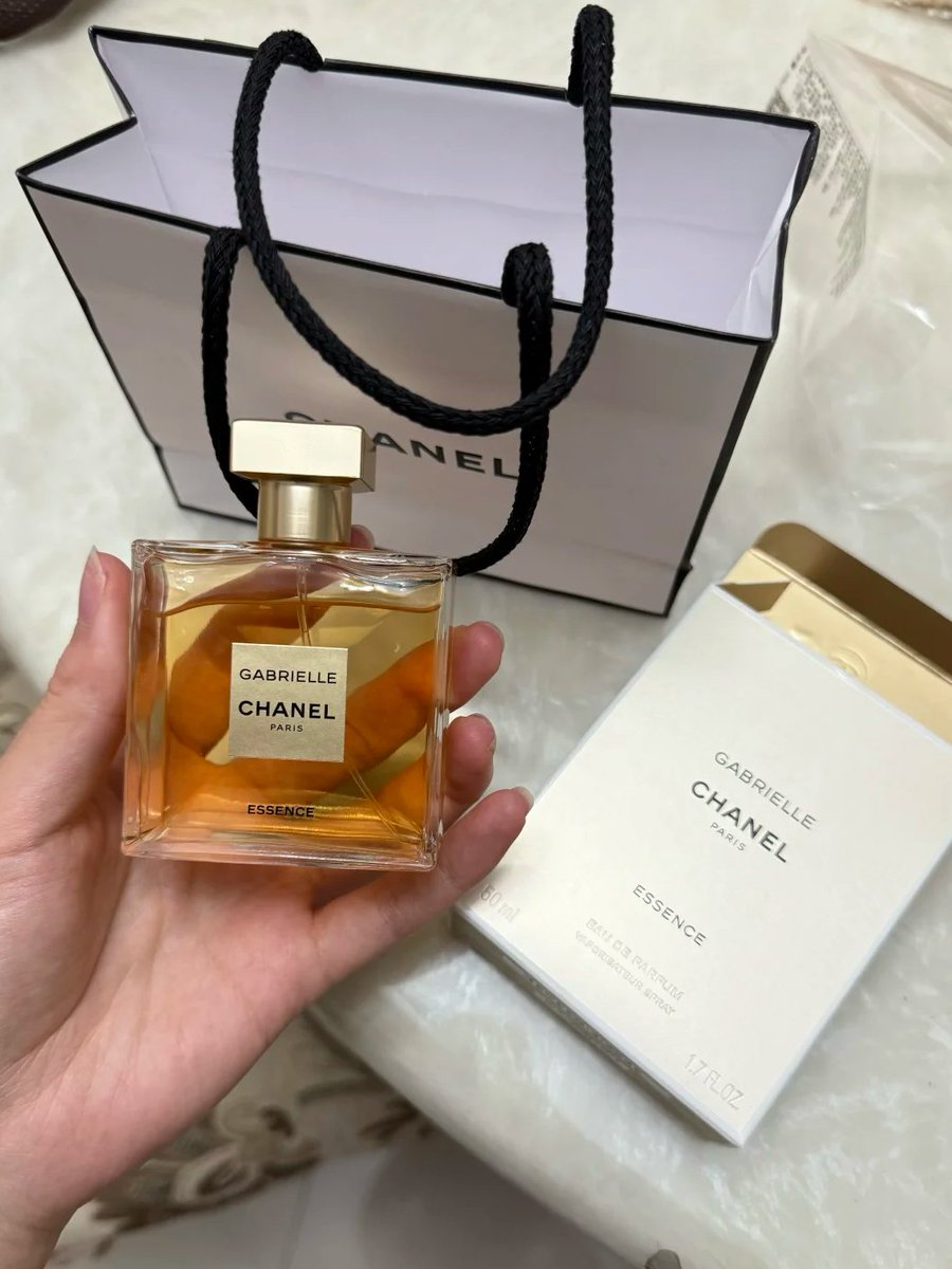 A must-have fragrance for a beautiful woman with a strong personality.
Gabrielle Nature, a new fragrance, is one I'll continue to repurchase. It smells so good! It's a French faux body fragrance with a touch of coolness and elegance. The top notes are fruity, citrusy, and, of