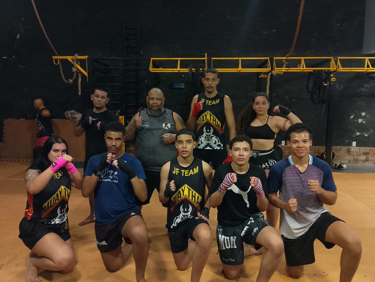 Sempre bom trocar porradas com vcs ❤️🤜🏻🤛🏻 3 meses de muito aprendizado, equilíbrio e sabedoria. Família JF TEAM 💪🏻 Falta muita gente na foto, mas está valendo🫶🏻
