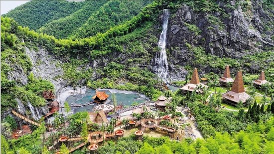 zhu_alice50849's tweet image. From the sound of stone to the sound of water, from quarry to coffee aroma—Yucun’s transformation is stunning. ⛏️➡️☕ #AnjiYucun #EcoTransition #WaterfallCafeVillage #GreenDevelopment #PhotoSpot