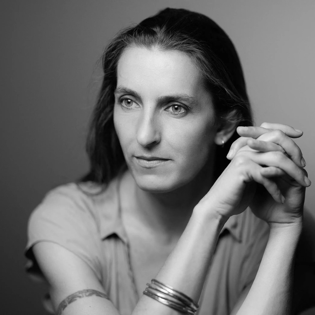 Así como suena (@asicomosuenamx) on Twitter photo El origen de un objeto valioso no siempre es luminoso.
Triste Tigre hizo famosa a Niege Sinno, pero nació de su dolor más profundo. La historia del libro que nunca quiso escribir y que cambió su vida en más de un sentido. @miss_mitz <a href="/alecarrillogl/">Ale Carrillo</a>
podcasts.apple.com/mx/podcast/as%… El origen de un objeto valioso no siempre es luminoso.
Triste Tigre hizo famosa a Niege Sinno, pero nació de su dolor más profundo. La historia del libro que nunca quiso escribir y que cambió su vida en más de un sentido. @miss_mitz <a href="/alecarrillogl/">Ale Carrillo</a>
podcasts.apple.com/mx/podcast/as%…