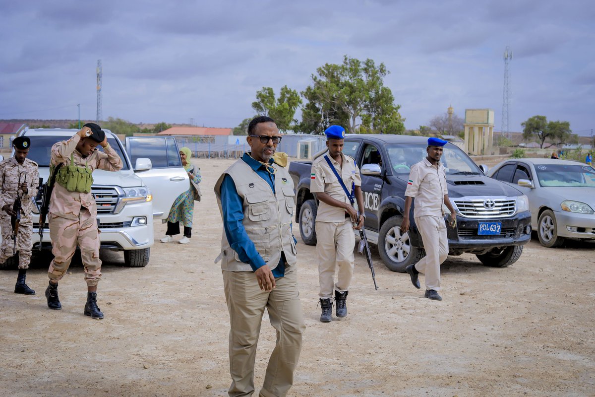 MoLRDSOMALILAND's tweet photo. 📍💧 At Caynaba well, Minister Cumar Shucayb listened directly to pastoralists’ voices — proving real solutions start by hearing the people you serve. #Somaliland #Caynaba #Pastoralists https://t.co/yYvl3bVbQq
