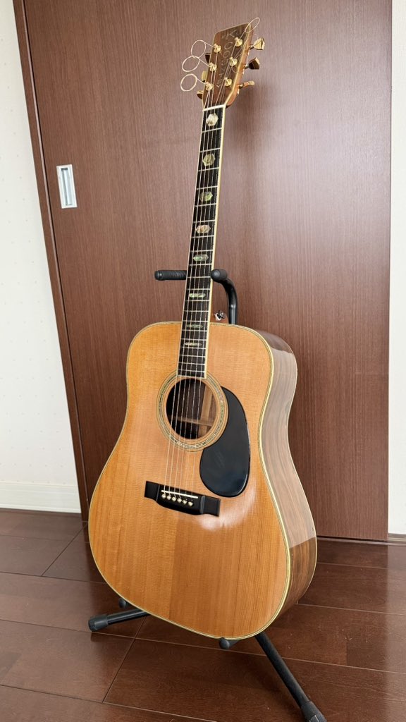 EMBLEM1968's tweet image. 🧔🏻ギターのメンテナンスをしました。
友人の娘さんがギターを始める事になりました。
中学生の🧔🏻‍♀️女の子が使用します。
その女の子が生まれた数十年も前のJAPAN vintageが…
きっと沢山のメロディ🎵を奏でてくれる事でしょう😉
#春日楽器
#KCOUNTRY
#HC800
#1970年代製造