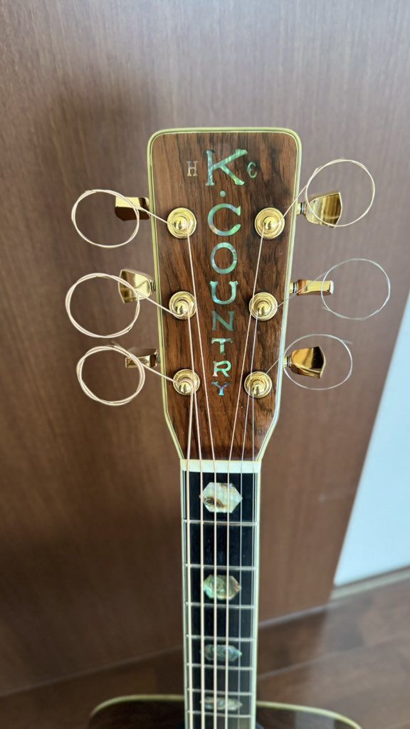 EMBLEM1968's tweet image. 🧔🏻ギターのメンテナンスをしました。
友人の娘さんがギターを始める事になりました。
中学生の🧔🏻‍♀️女の子が使用します。
その女の子が生まれた数十年も前のJAPAN vintageが…
きっと沢山のメロディ🎵を奏でてくれる事でしょう😉
#春日楽器
#KCOUNTRY
#HC800
#1970年代製造