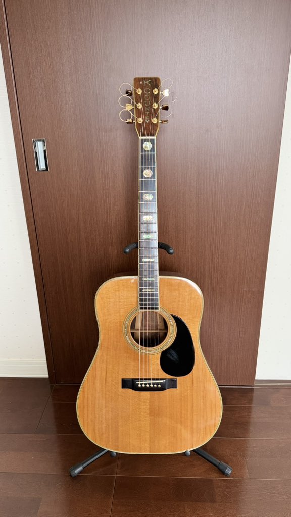EMBLEM1968's tweet image. 🧔🏻ギターのメンテナンスをしました。
友人の娘さんがギターを始める事になりました。
中学生の🧔🏻‍♀️女の子が使用します。
その女の子が生まれた数十年も前のJAPAN vintageが…
きっと沢山のメロディ🎵を奏でてくれる事でしょう😉
#春日楽器
#KCOUNTRY
#HC800
#1970年代製造