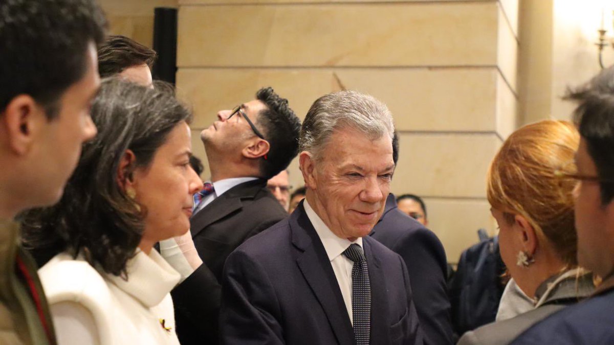 ¿Como es posible que un miserable como este que entregó el país a los que mataron a Miguel, pueda asistir a la cámara ardiente y Álvaro Uribe no?