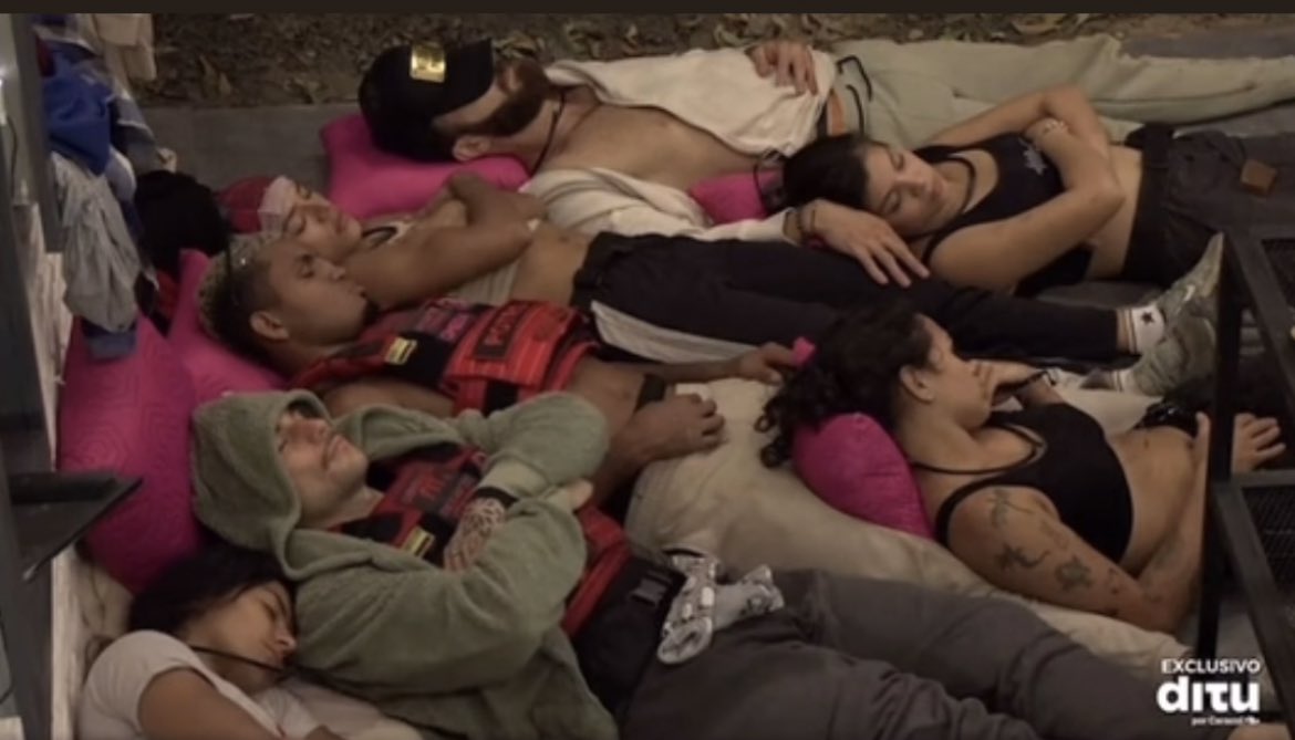 Mis primos y yo en la casa de mi abuela 

#DesafioDelSiglo #DesafioSigloXXI #DesafioDelSigloXXI