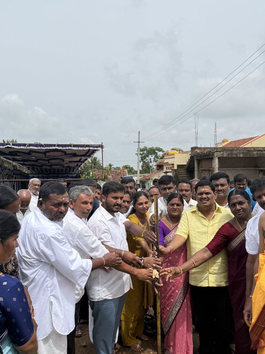 gdharishgowda's tweet photo. ಆಗಸ್ಟ್ 10 ಭಾನುವಾರದಂದು ಹುಣಸೂರು ತಾಲೂಕಿನ ಹಳೇಬೀಡು, ಬೋಳನಹಳ್ಳಿ, ಹುಸೇನ್ ಪುರ ಗ್ರಾಮ ಪಂಚಾಯಿತಿಗಳ ವ್ಯಾಪ್ತಿಯಲ್ಲಿ ಬರುವ ವಿವಿಧ ಗ್ರಾಮಗಳಲ್ಲಿ ಸಿಸಿ ರಸ್ತೆ, ಚರಂಡಿ ಮತ್ತು ವಿವಿಧ ಅಭಿವೃದ್ಧಿ ಕಾಮಗಾರಿಗಳಿಗೆ ಚಾಲನೆ ನೀಡಿದ ಕ್ಷಣಗಳು.
#GDHforhunsur #GDH #GDHarishGowda #HunsurDevelopment #HunsurMLA https://t.co/1fBByYc64S