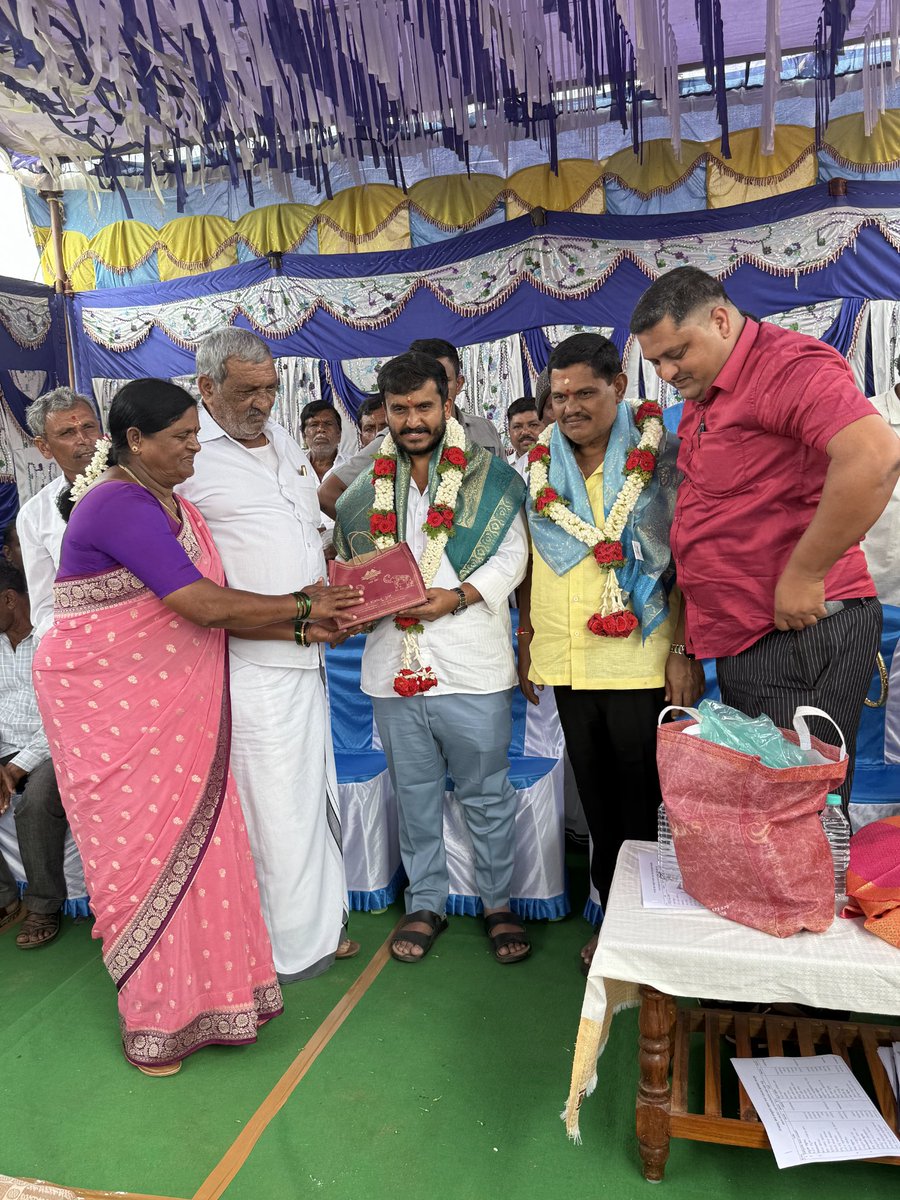 gdharishgowda's tweet photo. ಆಗಸ್ಟ್ 10 ಭಾನುವಾರದಂದು ಹುಣಸೂರು ತಾಲೂಕಿನ ಹಳೇಬೀಡು, ಬೋಳನಹಳ್ಳಿ, ಹುಸೇನ್ ಪುರ ಗ್ರಾಮ ಪಂಚಾಯಿತಿಗಳ ವ್ಯಾಪ್ತಿಯಲ್ಲಿ ಬರುವ ವಿವಿಧ ಗ್ರಾಮಗಳಲ್ಲಿ ಸಿಸಿ ರಸ್ತೆ, ಚರಂಡಿ ಮತ್ತು ವಿವಿಧ ಅಭಿವೃದ್ಧಿ ಕಾಮಗಾರಿಗಳಿಗೆ ಚಾಲನೆ ನೀಡಿದ ಕ್ಷಣಗಳು.
#GDHforhunsur #GDH #GDHarishGowda #HunsurDevelopment #HunsurMLA https://t.co/1fBByYc64S