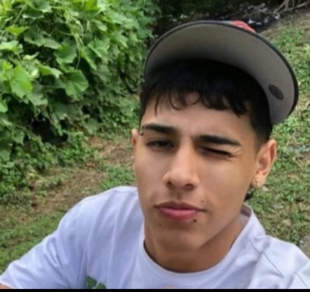 Gorra, cejas depiladas, piercings.
Foto del sicario de 14 años que disparó contra el candidato a presidente de Colombia Miguel Uribe Turbay.
Es igual a Jony o Brayan de cualquier barrio periférico de Argentino.

Ven la importancia del blazer y el guardapolvo y la educación.