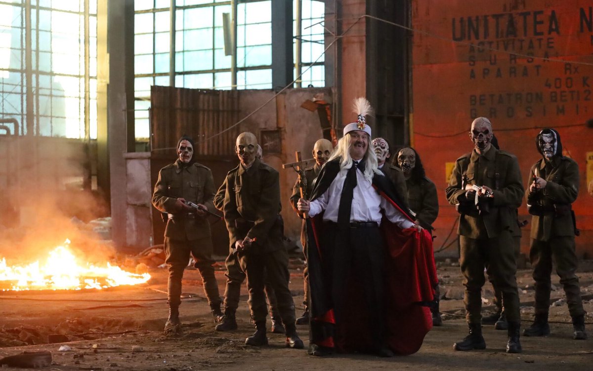 pippeflores's tweet image. ¿Cómo mofarse de la tecnología y al mismo tiempo poder comprender que somos una parte “automática” de ella?

Algo así como unas victimas de un #Dracula, mismo que propone #RaduJude en #LocarnoFilmFestival

Jude se vale de todo para meternos en esta fábula llena de simbolismos.