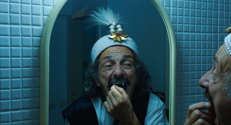 pippeflores's tweet image. ¿Cómo mofarse de la tecnología y al mismo tiempo poder comprender que somos una parte “automática” de ella?

Algo así como unas victimas de un #Dracula, mismo que propone #RaduJude en #LocarnoFilmFestival

Jude se vale de todo para meternos en esta fábula llena de simbolismos.