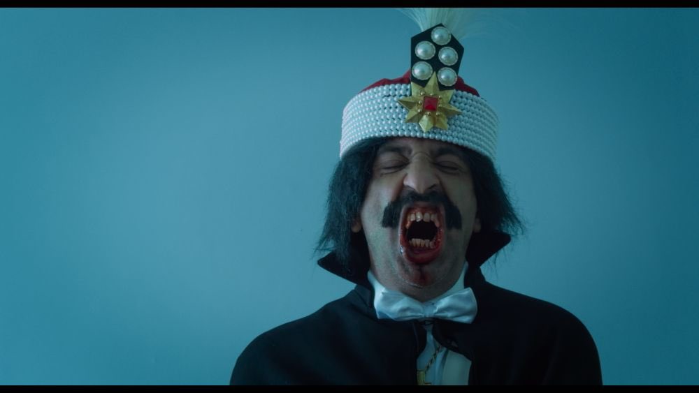 pippeflores's tweet image. ¿Cómo mofarse de la tecnología y al mismo tiempo poder comprender que somos una parte “automática” de ella?

Algo así como unas victimas de un #Dracula, mismo que propone #RaduJude en #LocarnoFilmFestival

Jude se vale de todo para meternos en esta fábula llena de simbolismos.