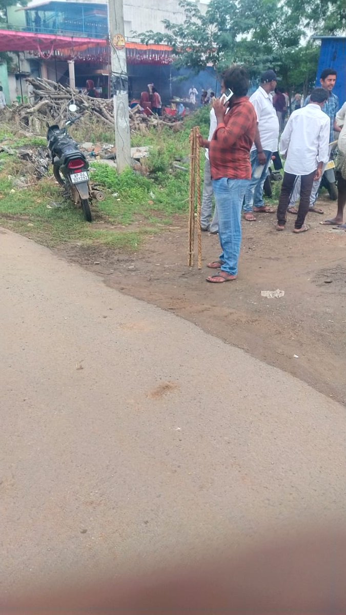 jagun_ys's tweet image. పులివెందుల మండలంలో, ఎర్రబల్లె గ్రామంలో  పోలీసుల అండతో ఏజెంట్లపై దాడి కి దిగుతున్న టీడీపీ గుండాలు.. 
#pulivendulazptc #VoteChori #kadapa #AndhraPradesh #Hyderabad #TDPGoons
