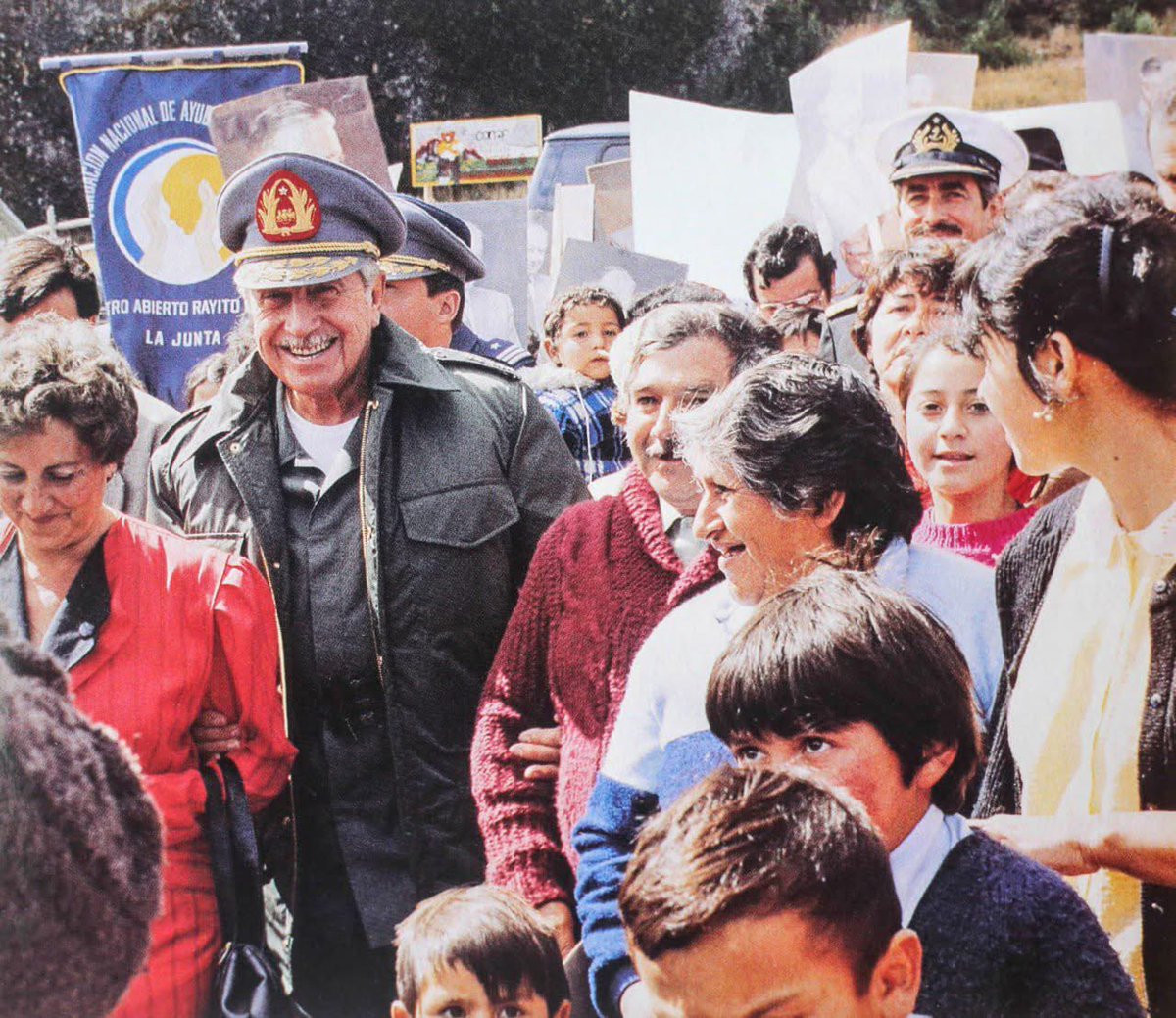 PINOCHET LEYENDA (EXTRACTOS DE ENTREVISTA)
Presidente, mi interés se centra en su posición frente al comunismo. Ud. es,
históricamente, el único que hasta ahora ha logrado derrocar un régimen de
carácter marxista. Para muchos es Ud. el antimarxista por excelencia. ¿Ha sido