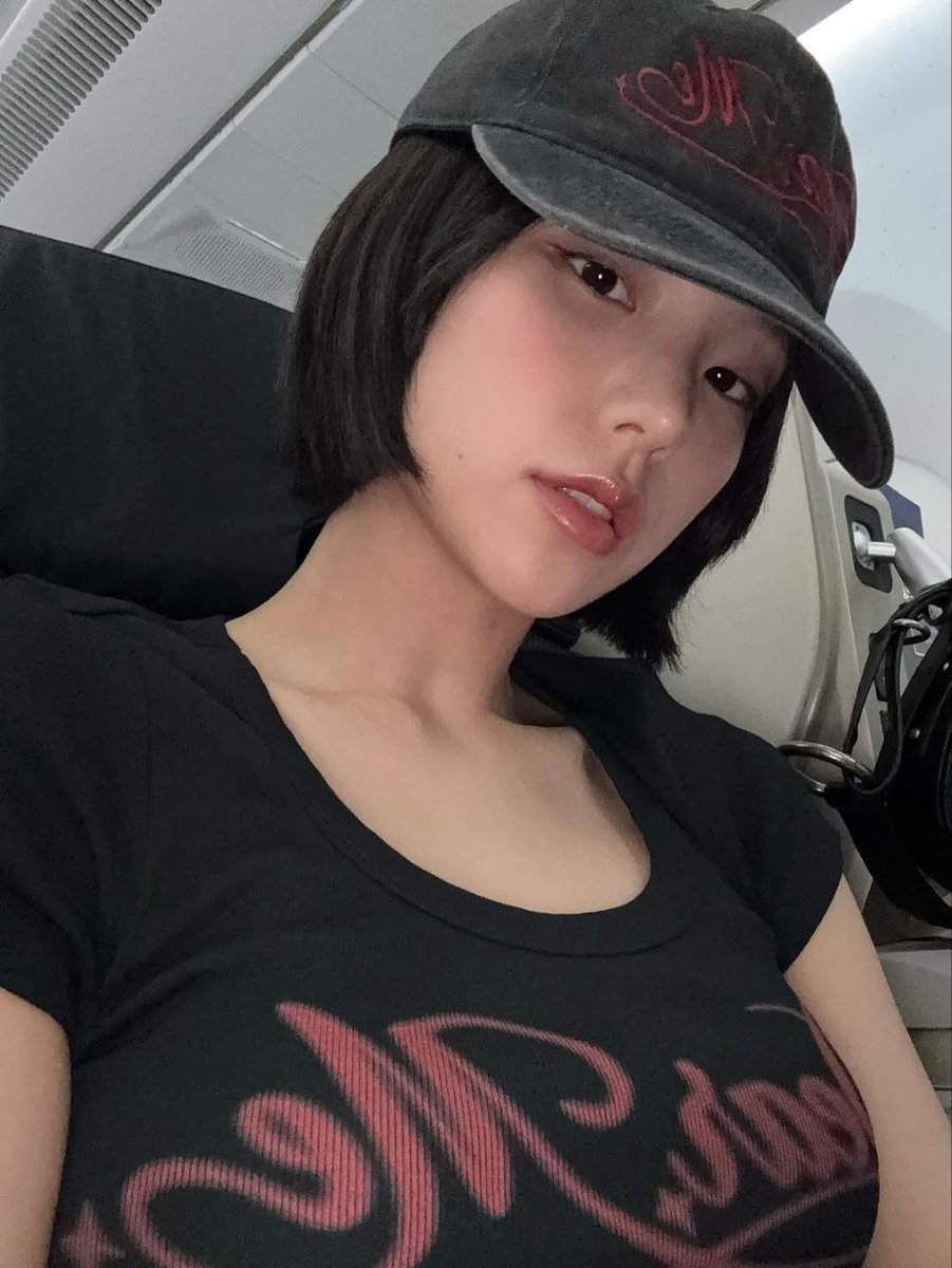 jeoxngianh2h's tweet photo. This selca isn’t just a picture—it’s a memory frozen in time, reminding me to stay curious, confident, and carefree wherever I go. Whether it’s the sunshine on my face or the breeze in my hair, every detail feels magical. https://t.co/IhMybgdqb7