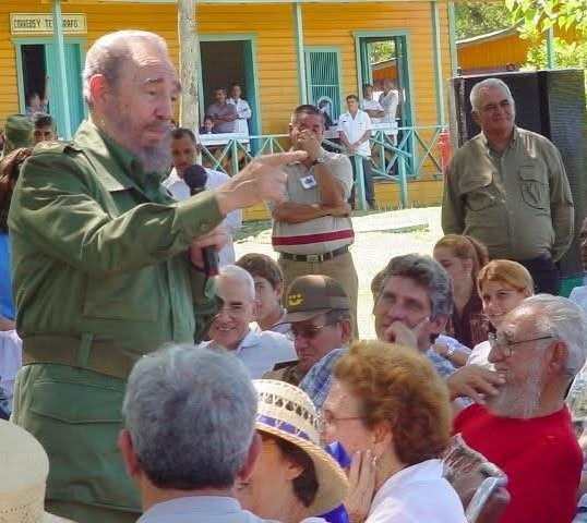 Gerardo Hdez. Nordelo (@ghnordelo5) on Twitter photo Foto histórica de Fidel en Birán. El rostro de nuestro hoy Presidente y Primer Secretario del <a href="/PartidoPCC/">Partido Comunista de Cuba</a> <a href="/DiazCanelB/">Miguel Díaz-Canel Bermúdez</a> no puede ocultar la admiración. #Cuba #CDRCuba #65AñosCDR #100AñosConFidel Foto histórica de Fidel en Birán. El rostro de nuestro hoy Presidente y Primer Secretario del <a href="/PartidoPCC/">Partido Comunista de Cuba</a> <a href="/DiazCanelB/">Miguel Díaz-Canel Bermúdez</a> no puede ocultar la admiración. #Cuba #CDRCuba #65AñosCDR #100AñosConFidel