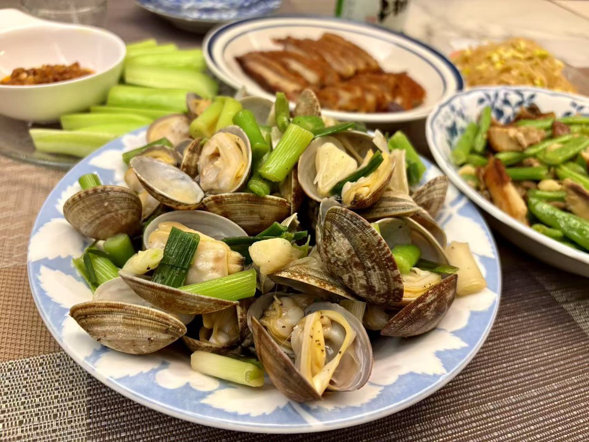 uchinookan15's tweet photo. 【昨夜のおかん🍳の夜ご飯】
・アサリと青大蒜の炒め
・鶏肉といんげんの炒め
・クリスピーローストポーク(脆皮焼肉)
・肉味噌きゅうり
・もやしのナムル
・おとんは日本酒🍶

おかんの料理へのモチベーションはおとんが��味しいっていうことだけらしい。それだけで30年以上続いてるのすごい。 https://t.co/KuGI0WfNy3