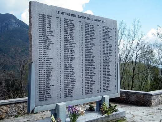 Agli imbecilli e ignoranti che si dichiarano fascisti il 12 agosto ricordiamo le vittime del 1944 di Sant'Anna di Stazzema, un crimine compiuto dai soldati tedeschi con l'ausilio dei fascisti italiani.
I tedeschi hanno chiesto scusa per questo e per altri crimini, i fascisti no!